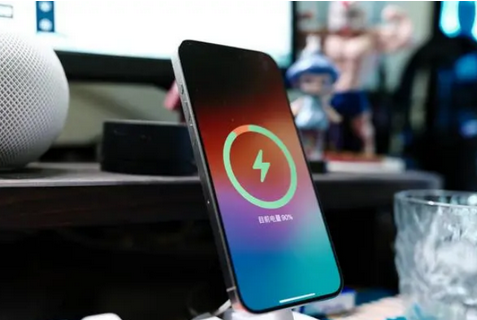 镇安苹果15换屏服务分享用什么充电器给iPhone15充电更好 